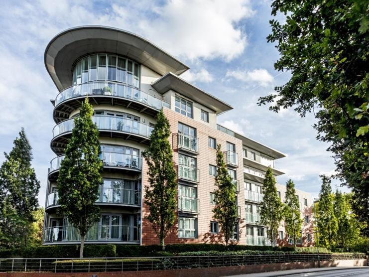 The Cedar Suite Woking Ngoại thất bức ảnh