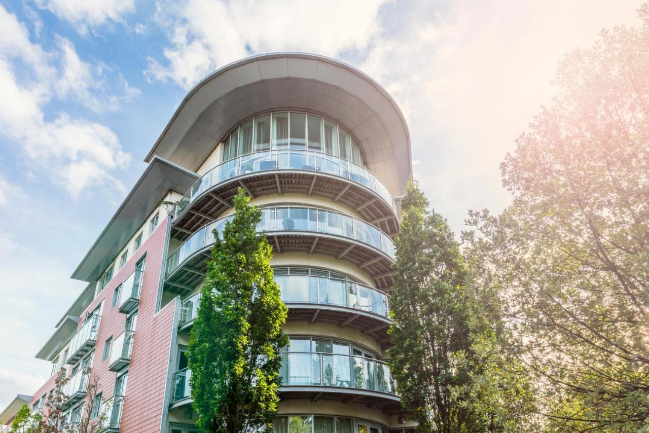 The Cedar Suite Woking Ngoại thất bức ảnh